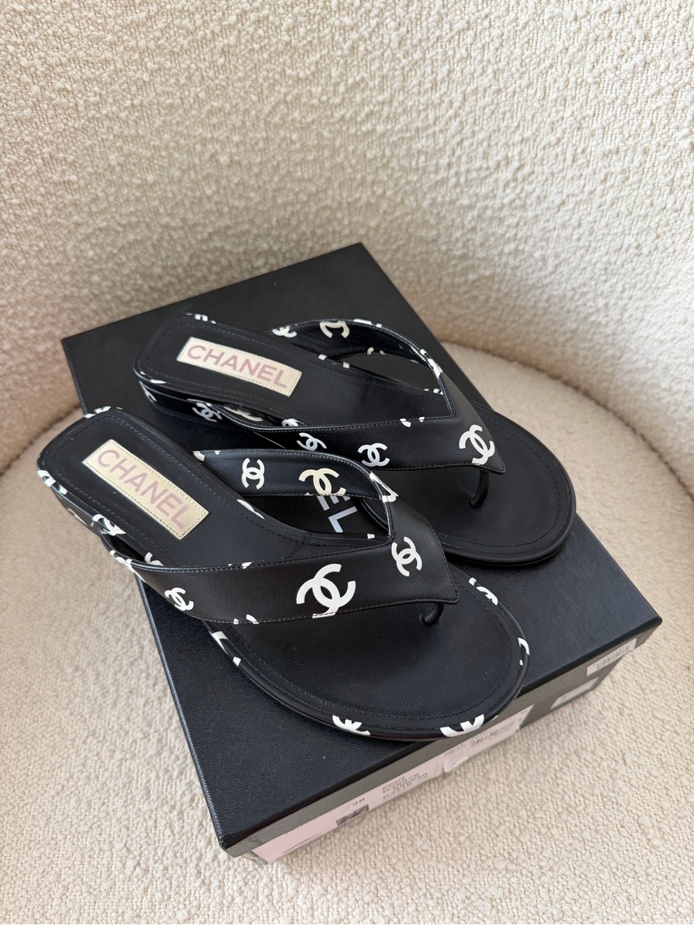 Chanel 22S Black White Crazy CC Lambskin Leather Flip Flops Sz 38 Sandals 7-7.5